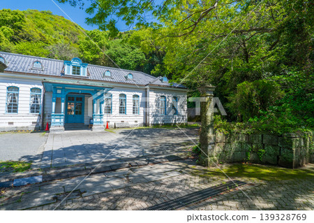 原宇戶郡政府大樓坐落在熊本縣宇岐市三隅西港附近的一座小山上。 原宇戶郡政府大樓坐落在熊本縣宇岐市三隅西港附近的一座小山上。 139328769