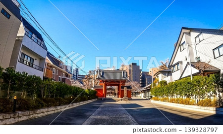 The main gate of Tenmyokoku-ji Temple in Tokyo, against a blue sky – a historic scene in Shinagawa. 139328797