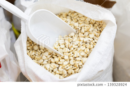 Large bag of dry corn for sale in grocery store Large bag of dry corn for sale in grocery store 139328924