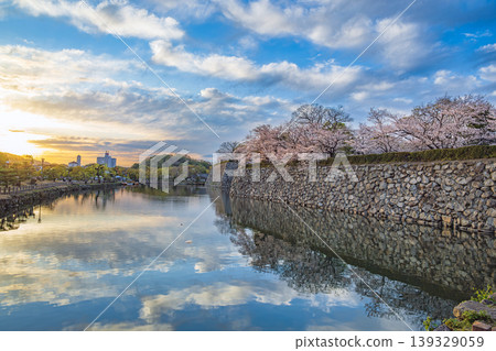 Evening view of the inner moat of Himeji Castle 139329059