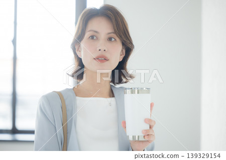Business woman with tumbler Business woman with tumbler 139329154