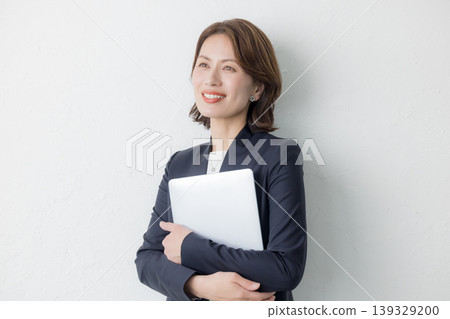 有筆記型電腦的女人 139329200