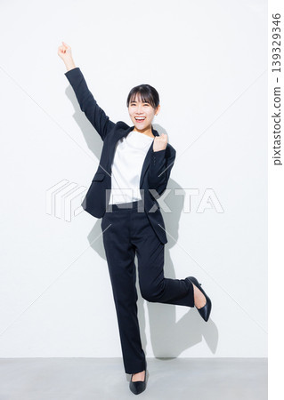 拿著便攜式計算機的婦女 拿著便攜式計算機的婦女 139329346