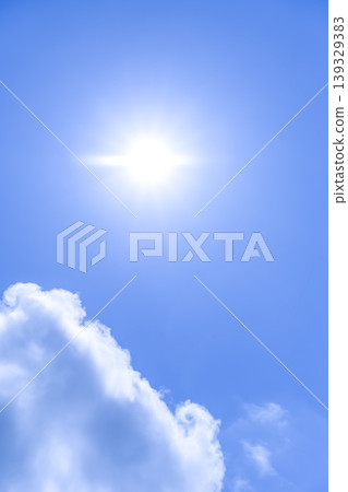 橫濱夏季天空背景圖片,展現藍天白雲和陽光。 橫濱夏季天空背景圖片,展現藍天白雲和陽光。 139329383