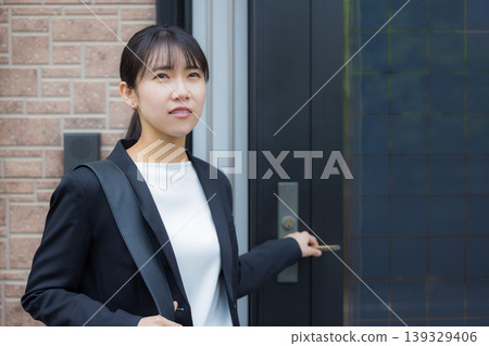 指向傘的女商人 139329406