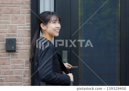 指向傘的女商人 139329408