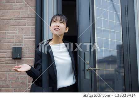 指向傘的女商人 139329414