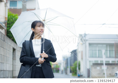 指向傘的女商人 139329417