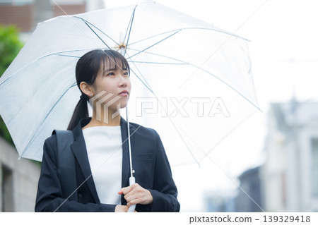 指向傘的女商人 139329418