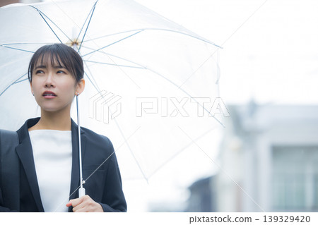 指向傘的女商人 139329420