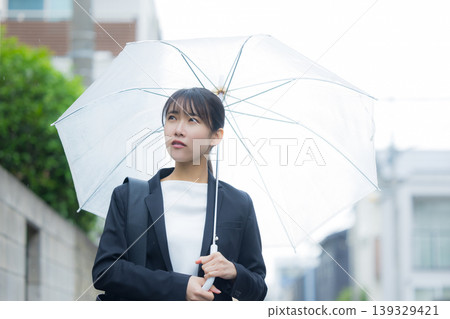 指向傘的女商人 139329421