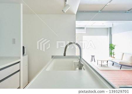 室內設計以白色為主色調,廚房採用白色繫配色。 室內設計以白色為主色調,廚房採用白色繫配色。 139329701