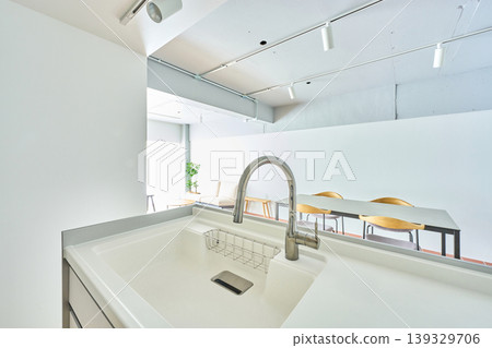 室內設計以白色為主色調，廚房採用白色繫配色。 139329706
