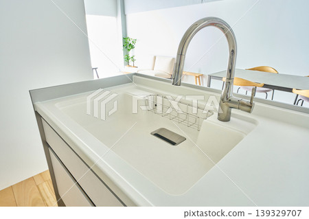 室內設計以白色為主色調，廚房採用白色繫配色。 139329707