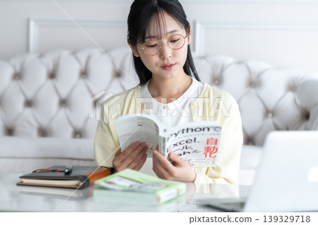 一位年輕女性在家學習IT認證;職業發展;降低風險;家庭學習;生成式人工智慧。 一位年輕女性在家學習IT認證;職業發展;降低風險;家庭學習;生成式人工智慧。 139329718