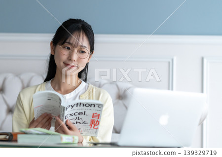 一位年輕女性在家學習IT認證;職業發展;降低風險;家庭學習;生成式人工智慧。 一位年輕女性在家學習IT認證;職業發展;降低風險;家庭學習;生成式人工智慧。 139329719