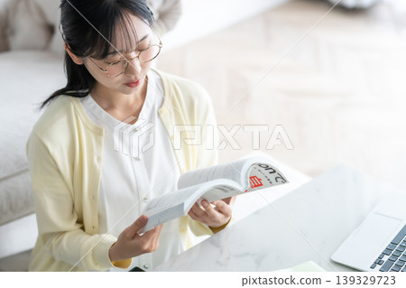 一位年輕女性在家學習IT認證;職業發展;降低風險;家庭學習;生成式人工智慧。 一位年輕女性在家學習IT認證;職業發展;降低風險;家庭學習;生成式人工智慧。 139329723