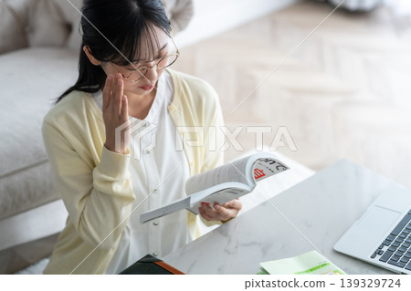 一位年輕女性在家學習IT認證;職業發展;降低風險;家庭學習;生成式人工智慧。 一位年輕女性在家學習IT認證;職業發展;降低風險;家庭學習;生成式人工智慧。 139329724