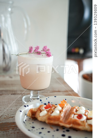 A cafe with cute Korean-style drinks and croffles (sweets). 139329809