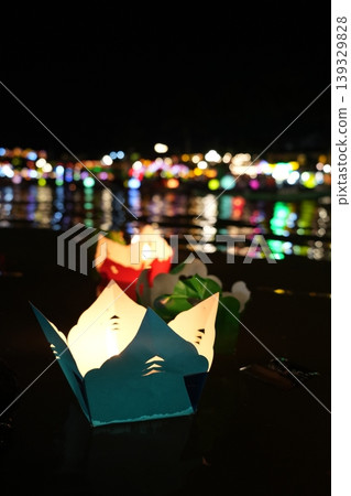 越南會安的河景和夜景，河面上漂浮著燈籠。 139329828