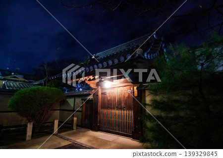 秋夜中的寺廟大門 秋夜中的寺廟大門 139329845