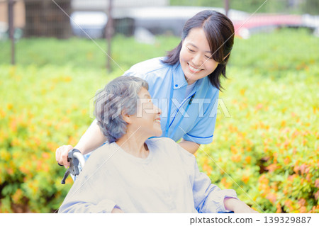 Nursing Care Image Senior Women and Caregivers 139329887