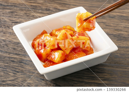 Rich and flavorful kkakdugi (radish kimchi) 139330266