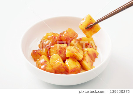 Rich and flavorful kkakdugi (radish kimchi) Rich and flavorful kkakdugi (radish kimchi) 139330275
