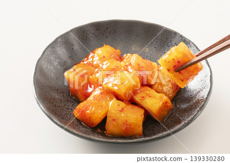 味道濃鬱的蘿蔔泡菜 味道濃鬱的蘿蔔泡菜 139330280