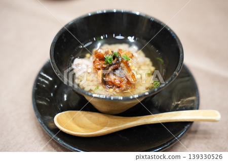 鰻魚粥，一道用漆碗盛裝的日本料理。 139330526