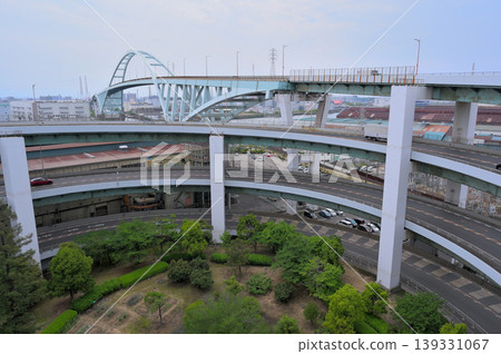 Urban spirals and giant arch bridges 139331067