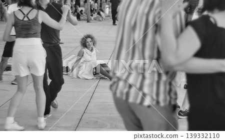 woman and man on the street woman and man on the street 139332110