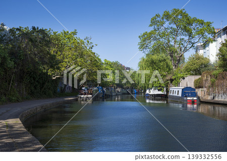 Sunny day along Regents canal in London Sunny day along Regents canal in London 139332556