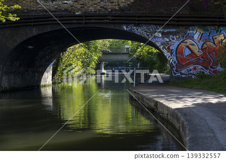 Narrowboat framed by bridge on Regents canal Narrowboat framed by bridge on Regents canal 139332557