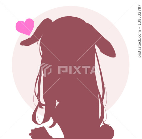 一個長著動物耳朵和尾巴的女人;一隻兔子;剪影;愛。 一個長著動物耳朵和尾巴的女人;一隻兔子;剪影;愛。 139332797