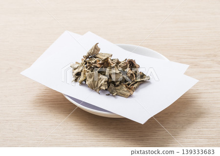 魚腥草茶,草藥茶,保健茶,排毒茶,日本三大民間療法之一,茶葉盛於盤中。 魚腥草茶,草藥茶,保健茶,排毒茶,日本三大民間療法之一,茶葉盛於盤中。 139333683