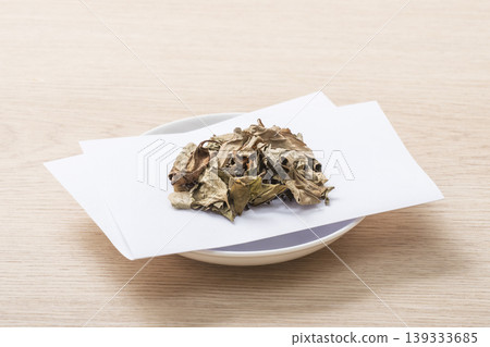 魚腥草茶,草藥茶,保健茶,排毒茶,日本三大民間療法之一,茶葉盛於盤中。 魚腥草茶,草藥茶,保健茶,排毒茶,日本三大民間療法之一,茶葉盛於盤中。 139333685