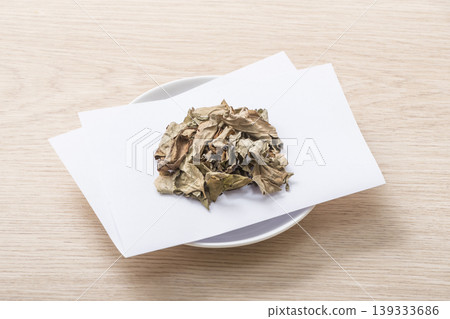 魚腥草茶,草藥茶,保健茶,排毒茶,日本三大民間療法之一,茶葉盛於盤中。 魚腥草茶,草藥茶,保健茶,排毒茶,日本三大民間療法之一,茶葉盛於盤中。 139333686