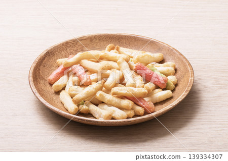Arare served on a plate: plain roasted arare, Ise arare, country-style arare, ochazuke arare, traditional food. Arare served on a plate: plain roasted arare, Ise arare, country-style arare, ochazuke arare, traditional food. 139334307