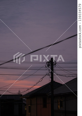 靜岡縣清水區春日清晨的天空和街景,可以看到電線桿。 靜岡縣清水區春日清晨的天空和街景,可以看到電線桿。 139334579