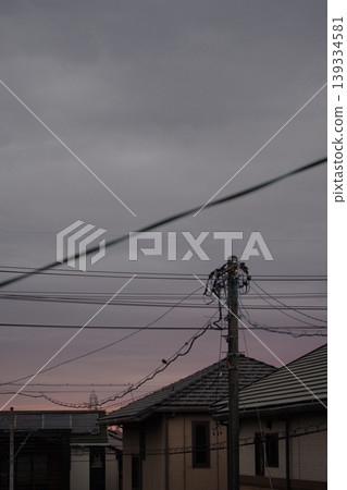 靜岡縣清水區春日清晨的天空和街景，可以看到電線桿。 139334581