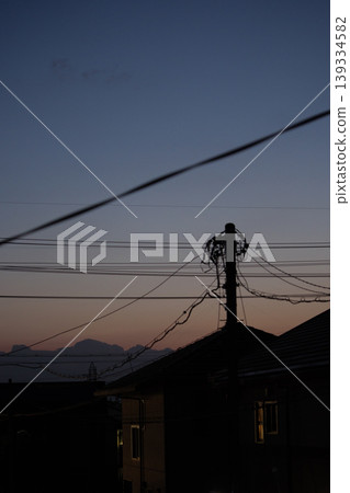 靜岡縣清水區春日清晨的天空和街景,可以看到電線桿。 靜岡縣清水區春日清晨的天空和街景,可以看到電線桿。 139334582