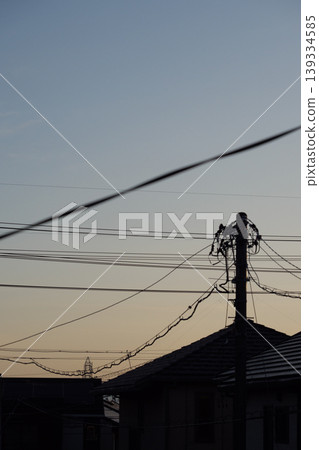 靜岡縣清水區春日清晨的天空和街景,可以看到電線桿。 靜岡縣清水區春日清晨的天空和街景,可以看到電線桿。 139334585