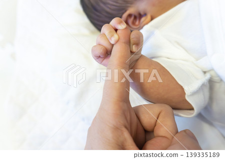 一個剛出生的嬰兒的手 一個剛出生的嬰兒的手 139335189