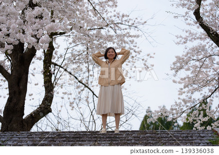 春天，一群老年婦女在公園裡上下樓梯。 139336038