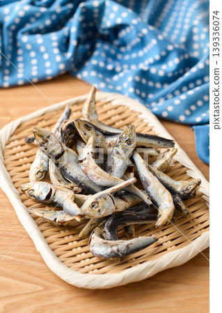 籃子裡盛放著乾沙丁魚（日本國產鳀魚）。 139336074