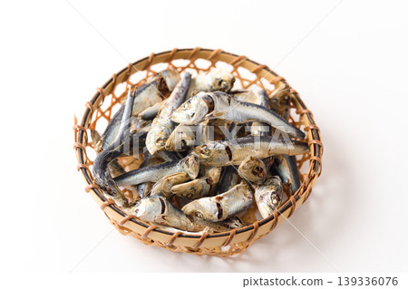籃子裡堆放著乾沙丁魚(日本國產鳀魚)。 籃子裡堆放著乾沙丁魚(日本國產鳀魚)。 139336076