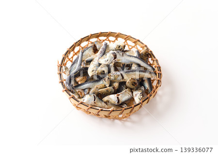 籃子裡堆放著乾沙丁魚（日本國產鳀魚）。 139336077