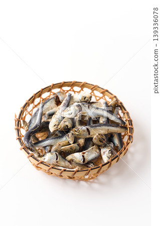 籃子裡堆放著乾沙丁魚(日本國產鳀魚)。 籃子裡堆放著乾沙丁魚(日本國產鳀魚)。 139336078