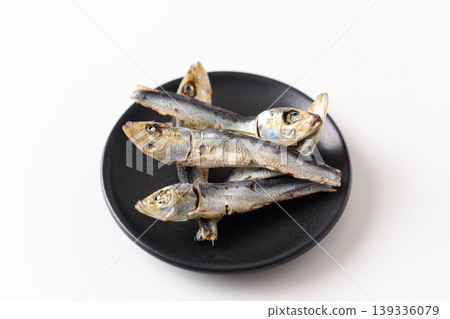盤子裡盛著乾沙丁魚(日本國產鳀魚)。 盤子裡盛著乾沙丁魚(日本國產鳀魚)。 139336079
